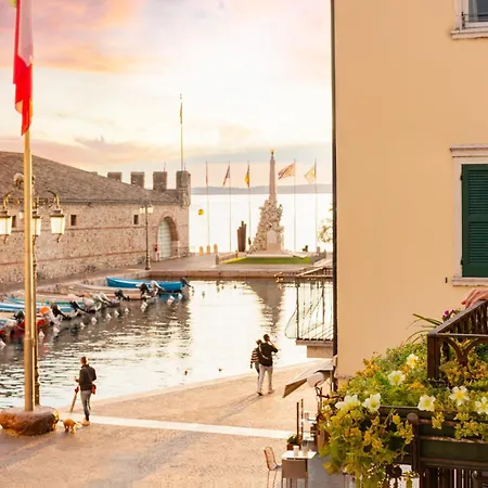 The Mansion Of Countess Rizzardi On Garda